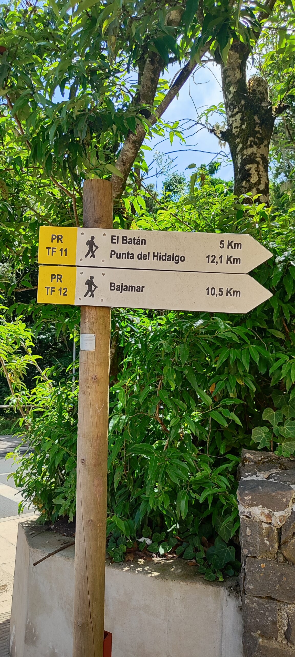 Trail markers in Anaga Rural Park guide hikers toward nearby destinations, with El Batán at 5 km and Bajamar at 10.5 km.