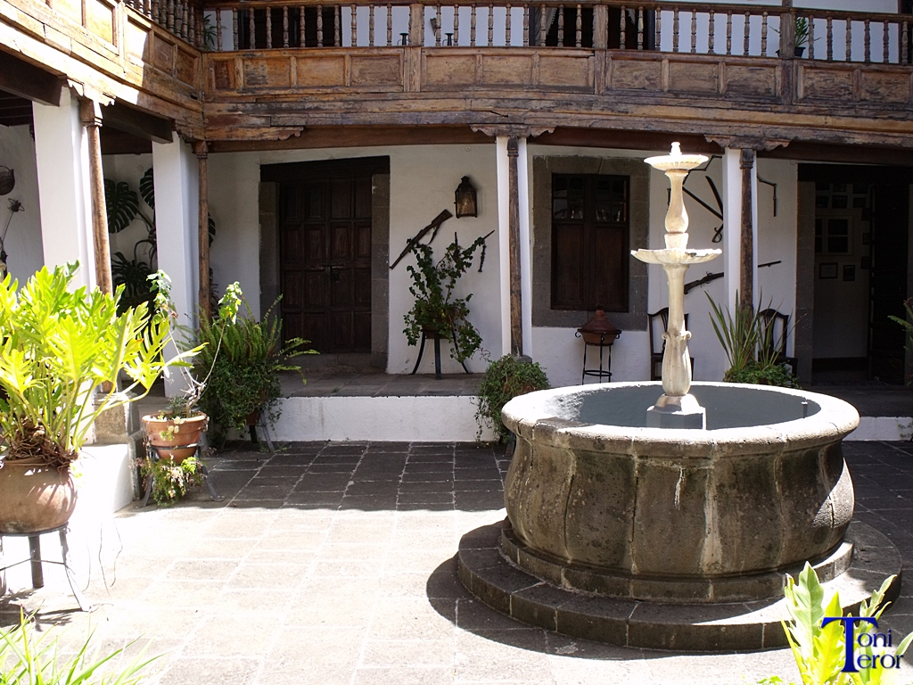 The peaceful courtyard of Basílica del Pino showcases traditional Canarian colonial architecture.