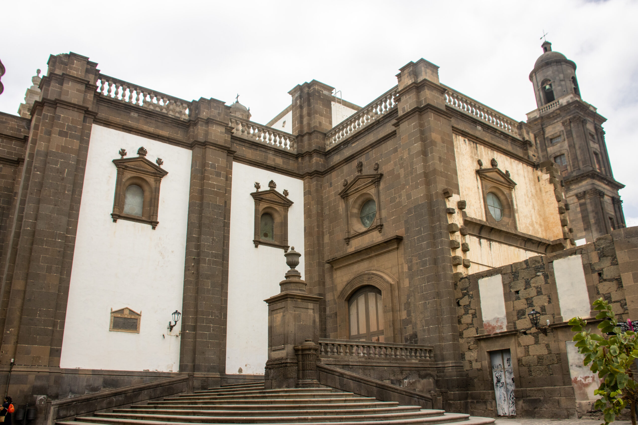 Casa de Colón includes colonial architectural elements with contrasting dark basalt framing and whitewashed walls.