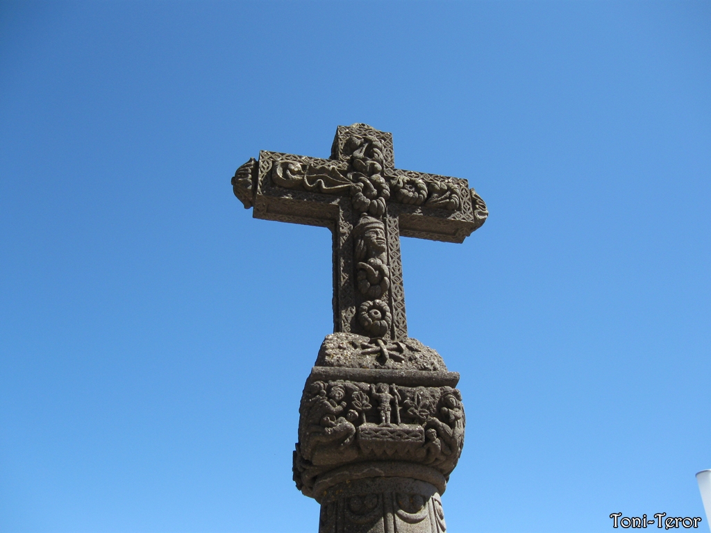 The Cruz de Tejeda stands in the central plaza, surrounded by traditional architecture.