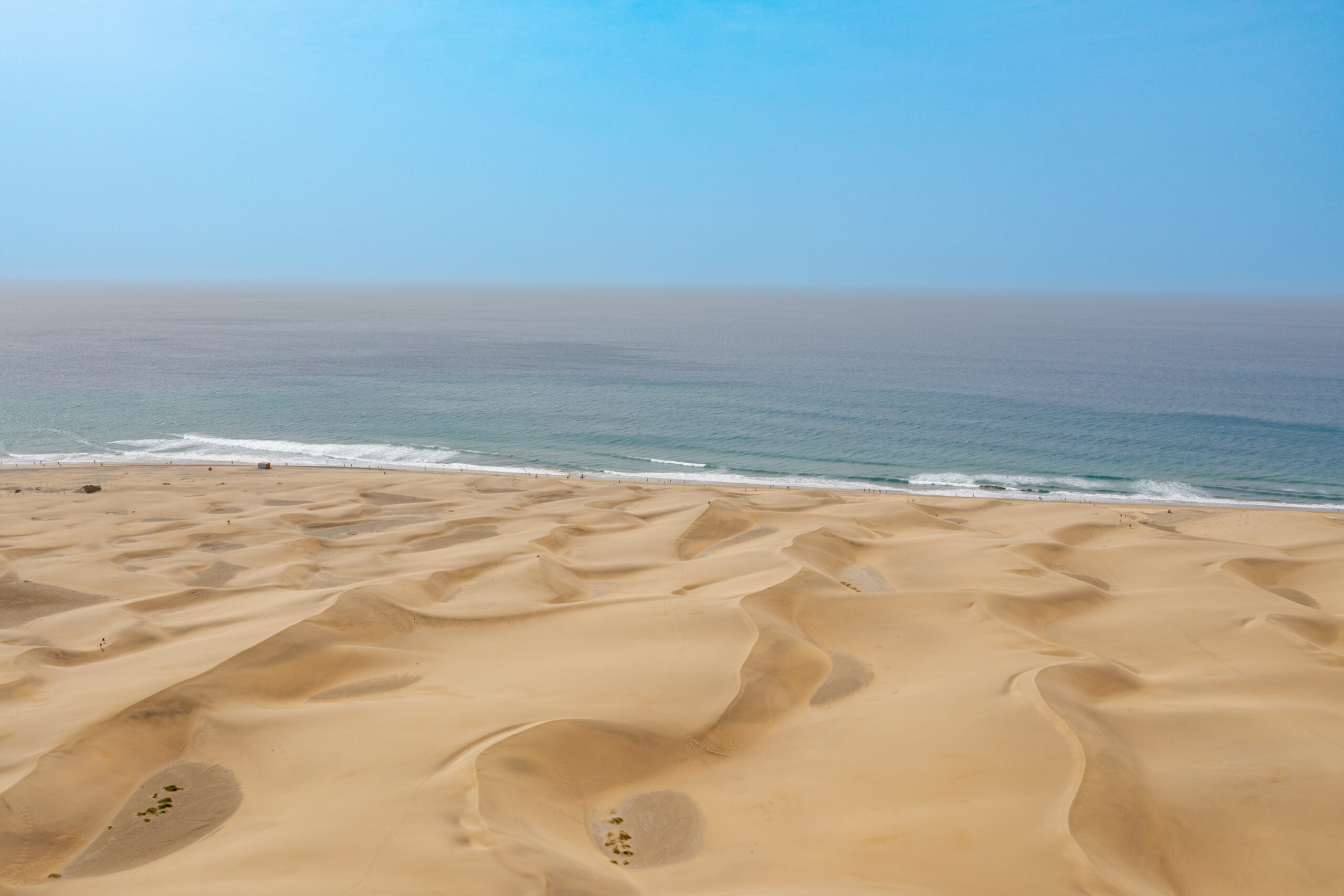 Golden dunes roll towards the Atlantic, forming one of Gran Canaria’s most iconic natural landscapes.