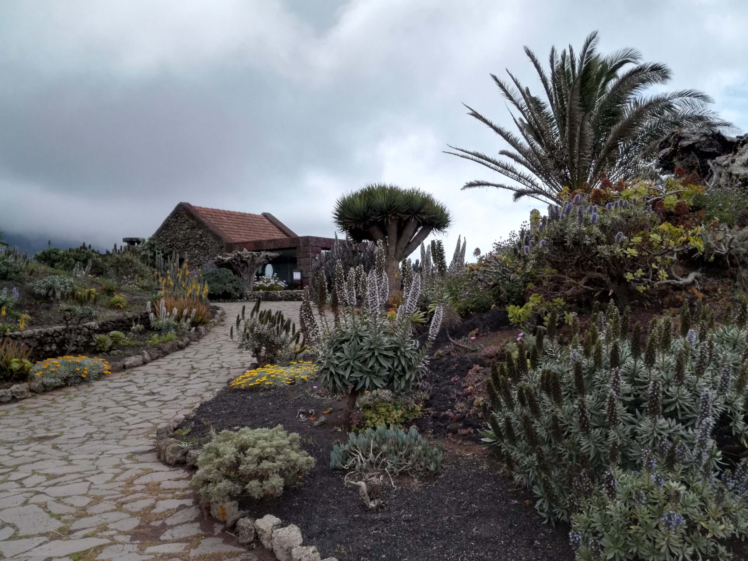 El mirador de la Peña, local turistico en El Hierro con hermosas vistas y un restaurante panoramico.