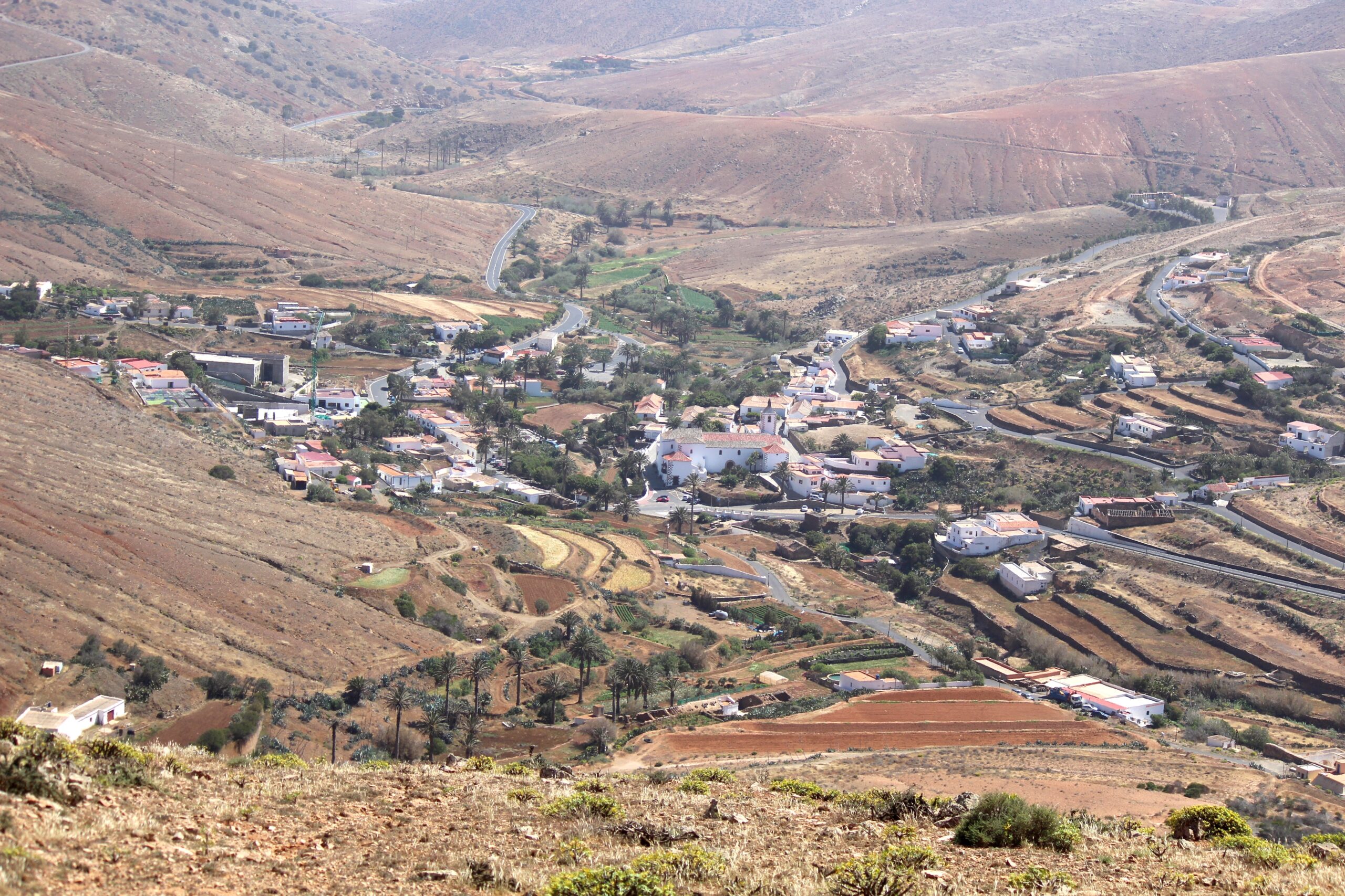 El pueblo de Betancuria desde el mirador de Morro Velosa // The town of Betancuria from the lookout point of Morro Velosa. Betancuria, Fuerteventura. This is a photo of a historical area listed in the Spanish heritage register of Bienes de Interés Cultural under the reference RI-53-0000222.