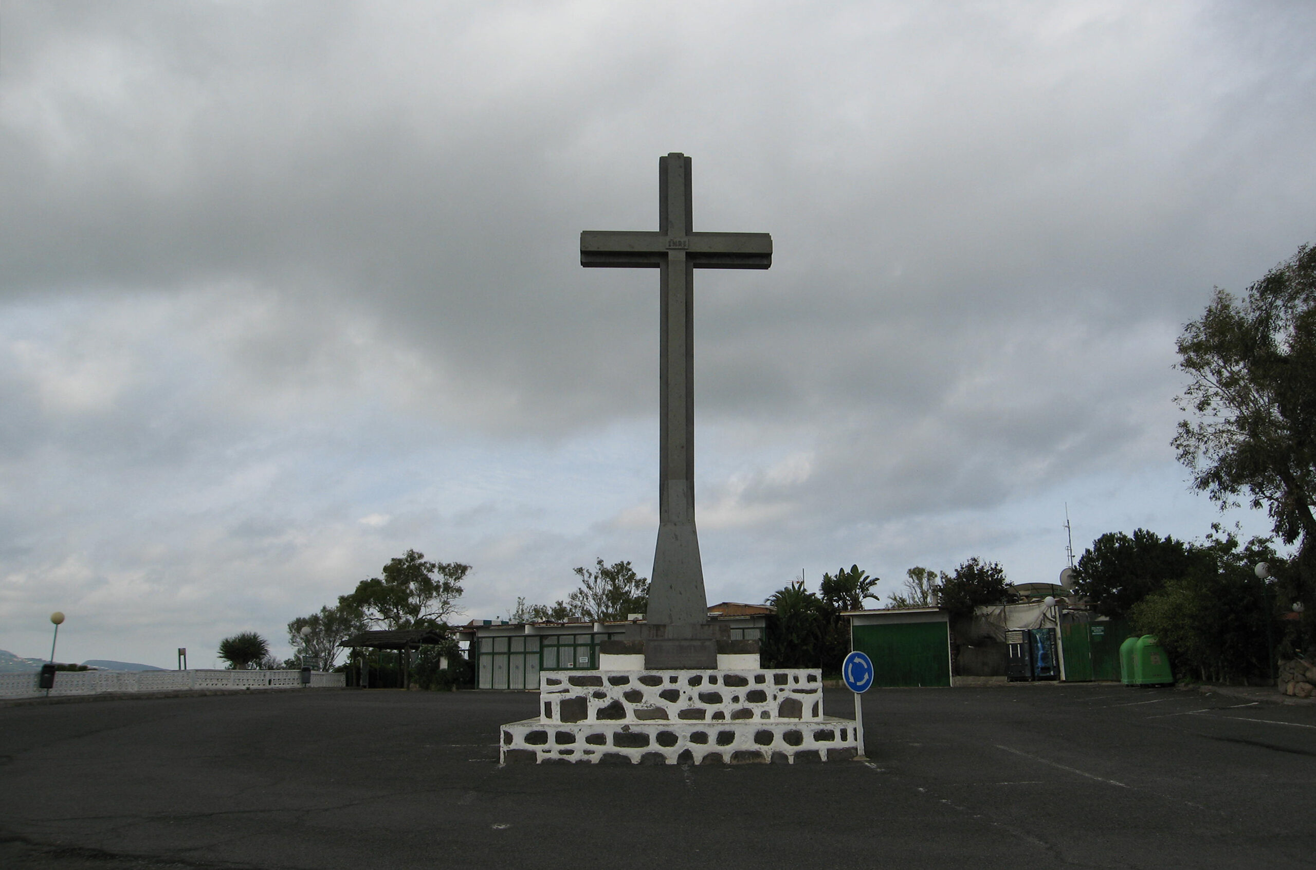 A prominent cross monument stands on Mount Arucas, a notable landmark overlooking the town.