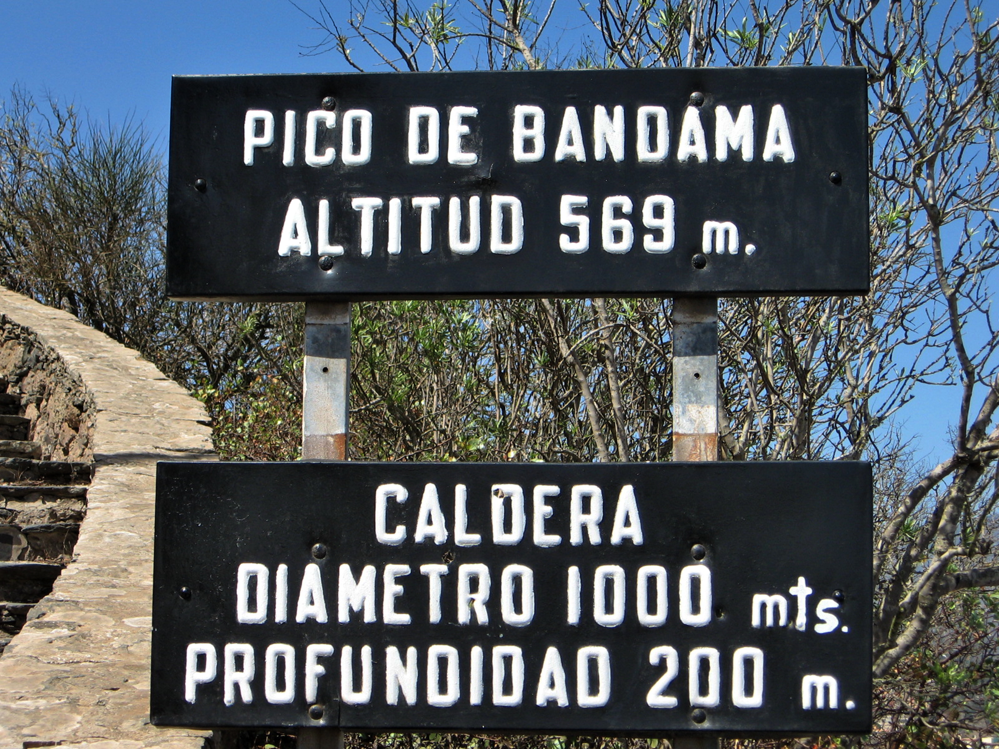 Signage at Pico de Bandama marking the summit elevation of 569 meters and the crater's dimensions.