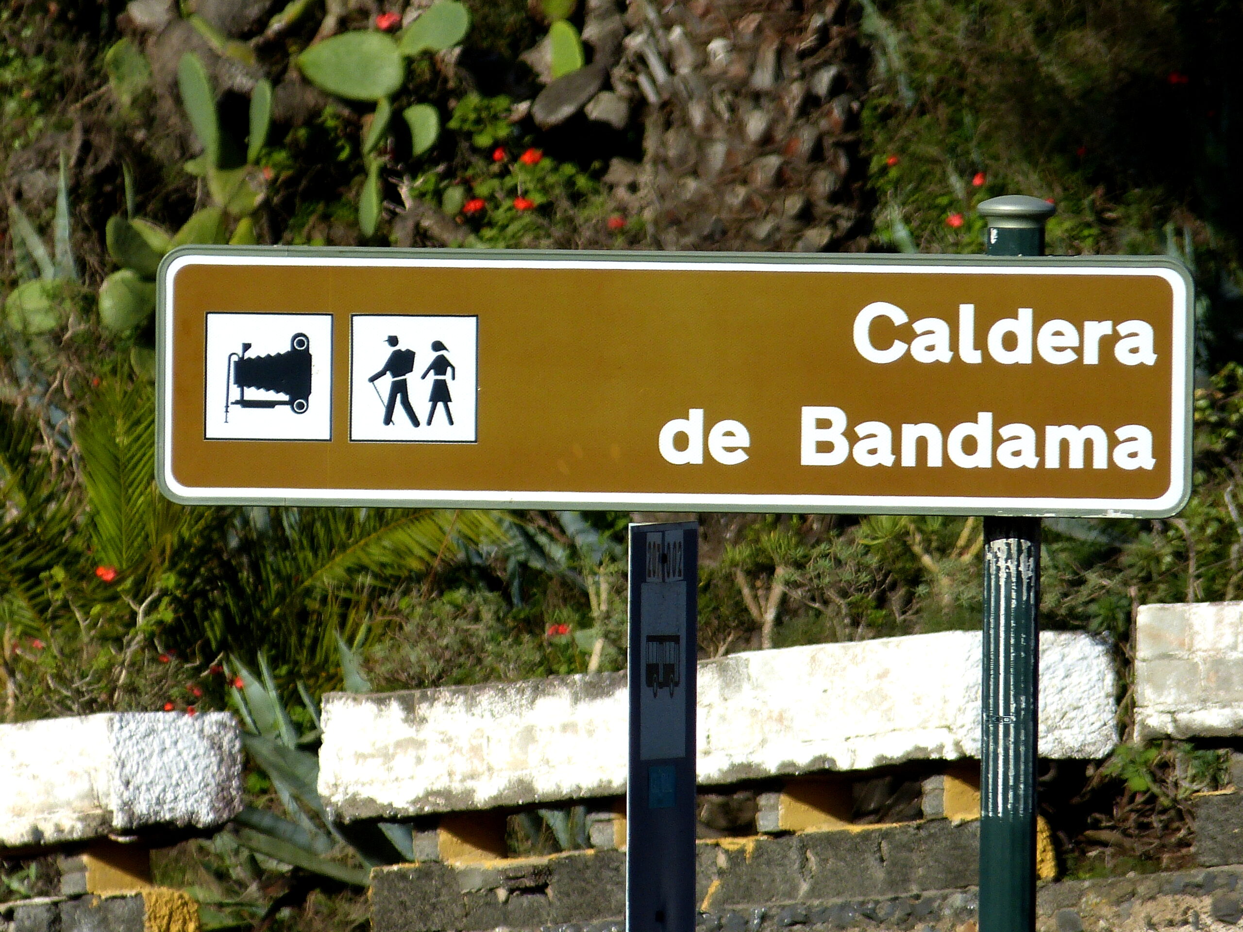 Wayfinding sign for Caldera de Bandama, marking the hiking route to this volcanic crater near Pico de Bandama.