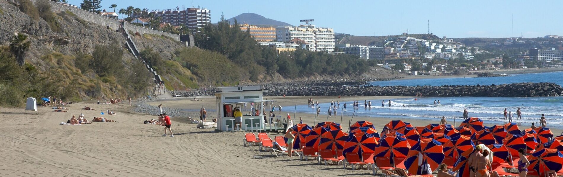 Gran Canaria, Playa del Inglés beach, looking direction NE. Camera location27° 45′ 25.3″ N, 15° 33′ 59.8″ W   View this and other nearby images on: OpenStreetMap 27.757028; -15.566611