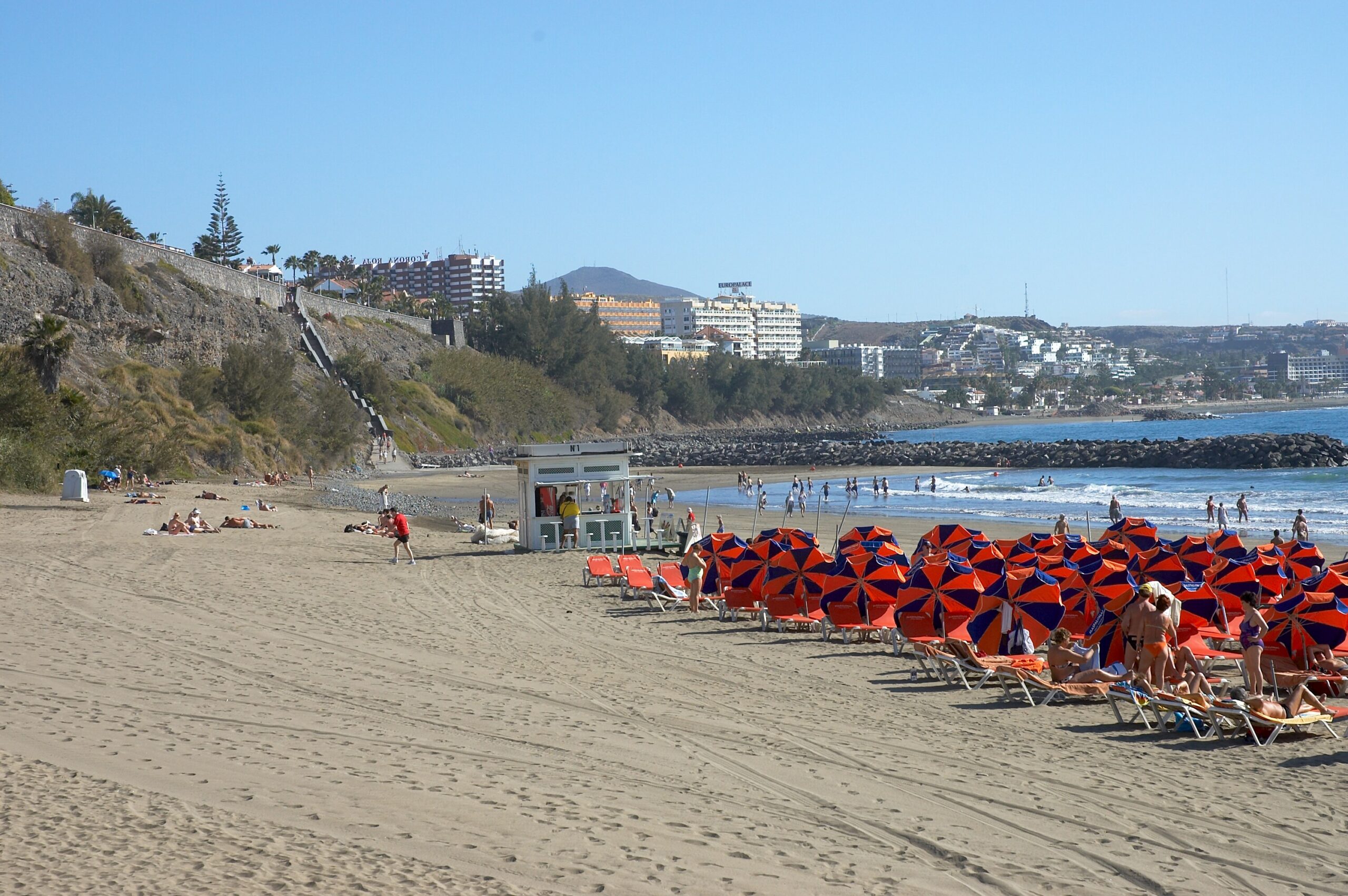 Gran Canaria, Playa del Inglés beach, looking direction NE. Camera location27° 45′ 25.3″ N, 15° 33′ 59.8″ W View this and other nearby images on: OpenStreetMap 27.757028; -15.566611