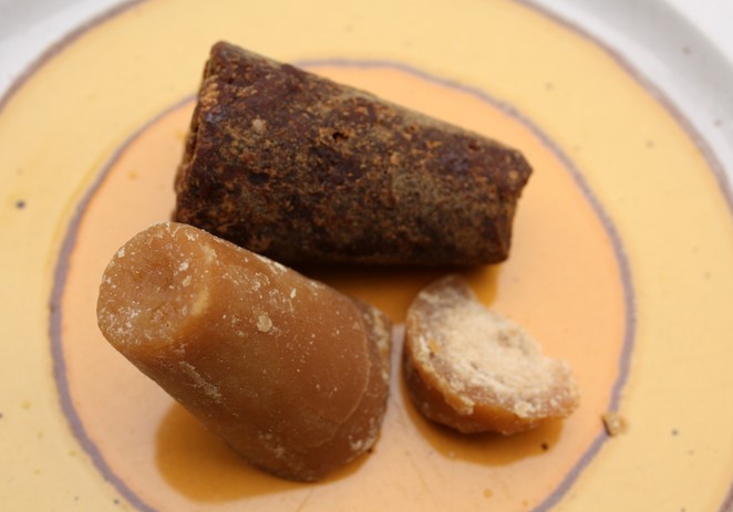 Rapadura canaria, a traditional Canary Islands candy made from raw cane sugar, displays its characteristic rustic appearance and varying shades of brown.