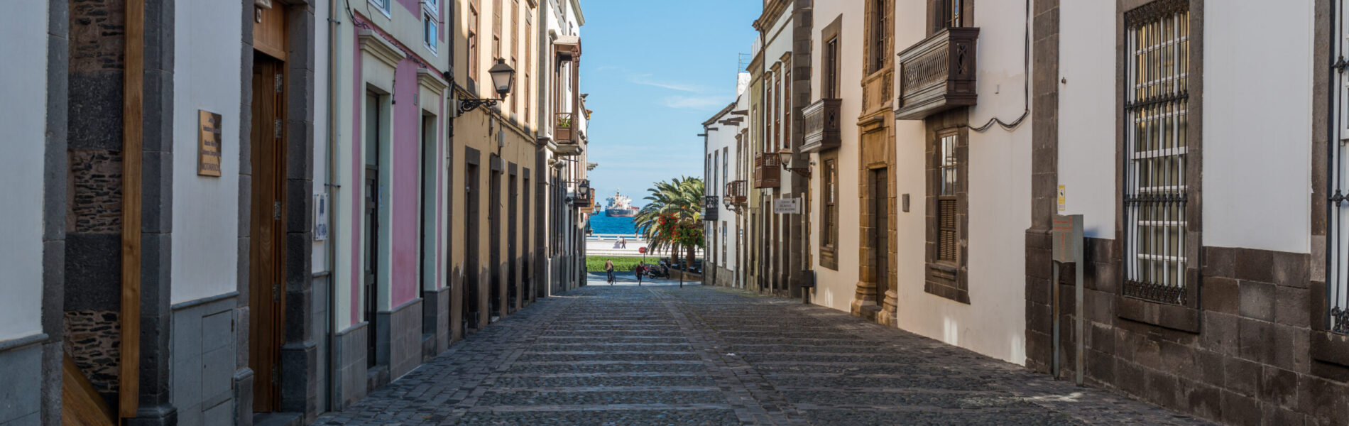 Vegueta street scene with colonial façades and cobbled pavements.