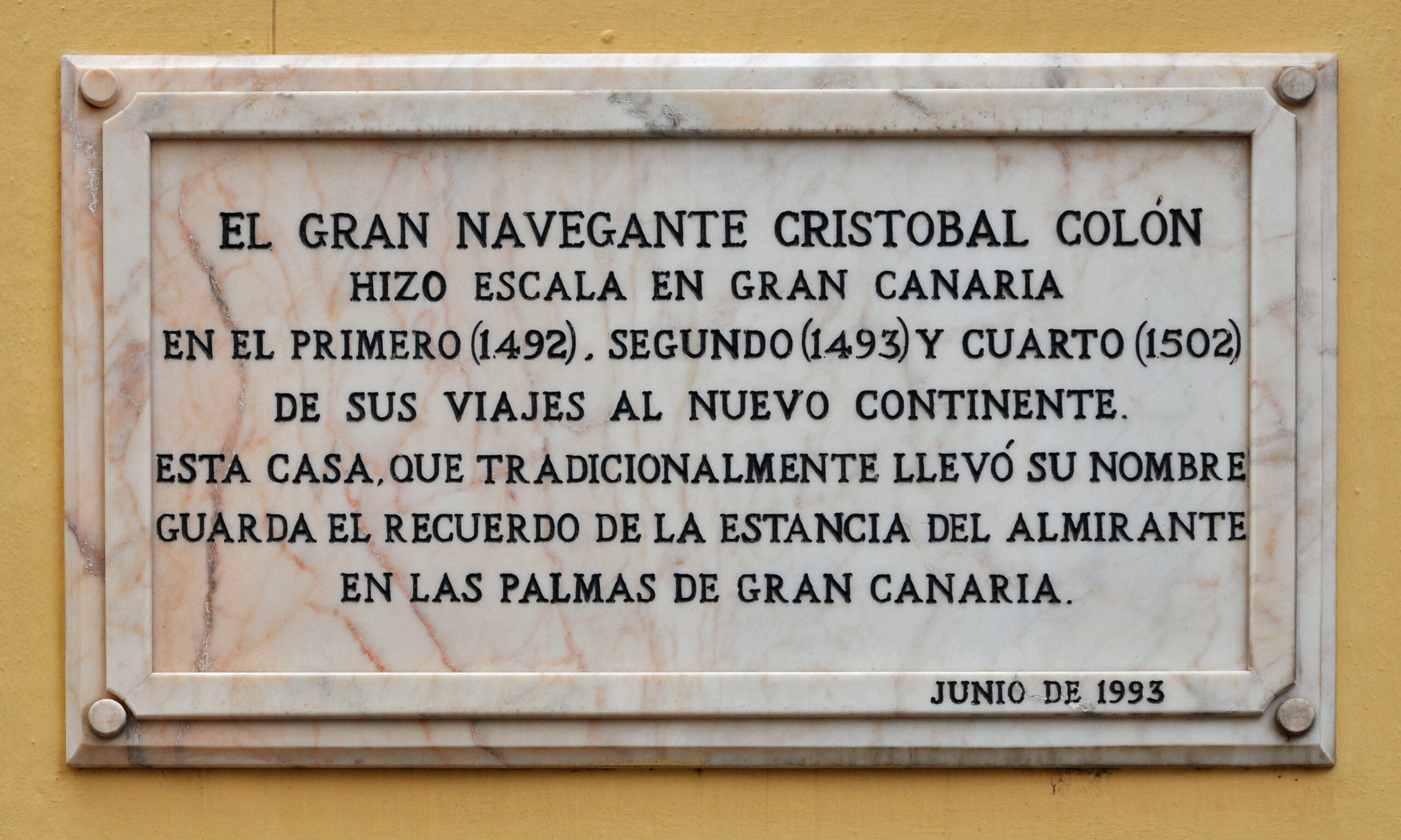 A commemorative plaque marks the historic house in Vegueta where Columbus stayed during his expeditions.